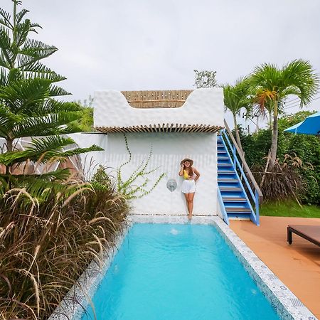 ル リゾート アンド ヴィラズ【SHA Extra+認定】 Rawai エクステリア 写真 A pool at a resort in Phuket, Thailand