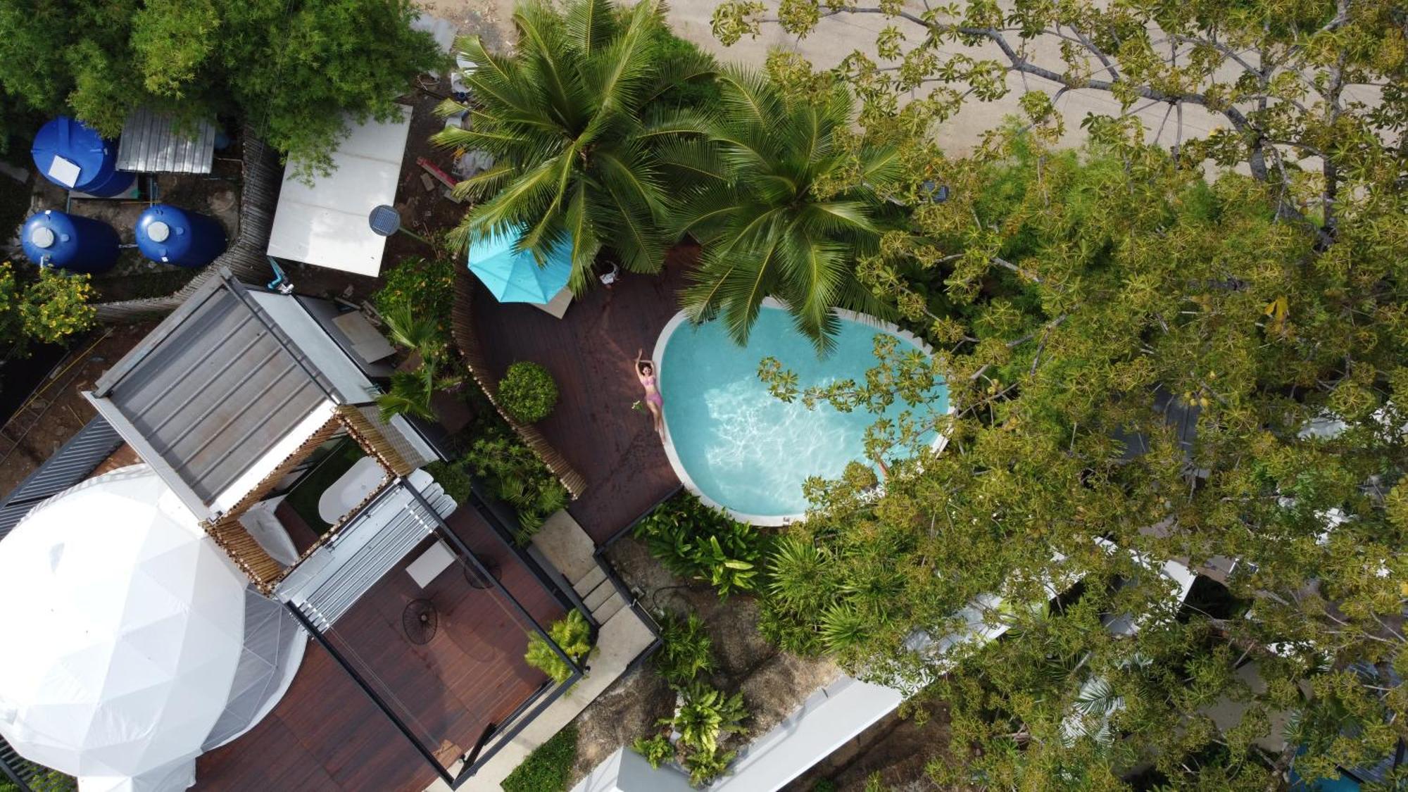 ル リゾート アンド ヴィラズ【SHA Extra+認定】 Rawai エクステリア 写真 Aerial view of the pool at the hotel