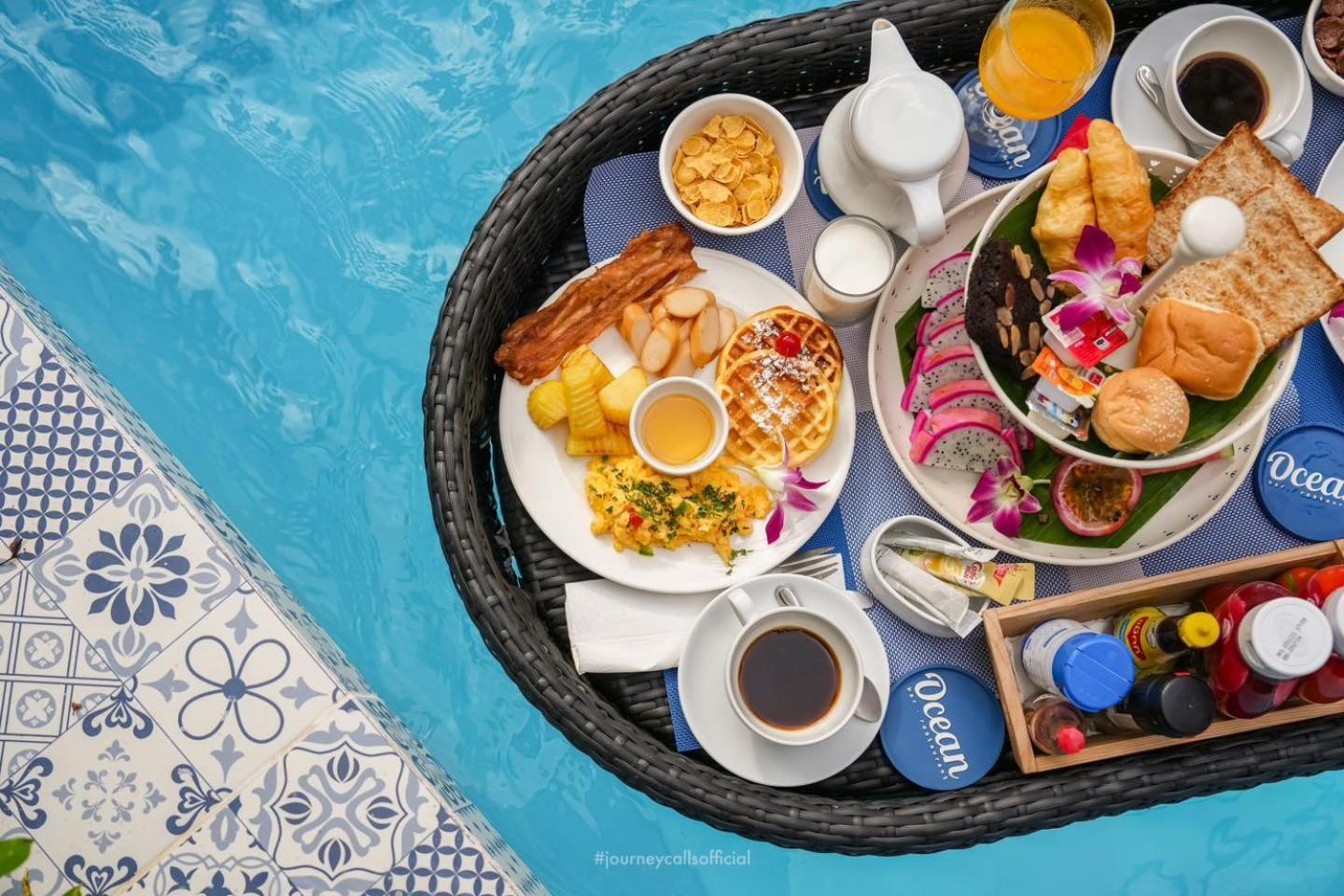 ル リゾート アンド ヴィラズ【SHA Extra+認定】 Rawai エクステリア 写真 A floating breakfast at the U Sathorn