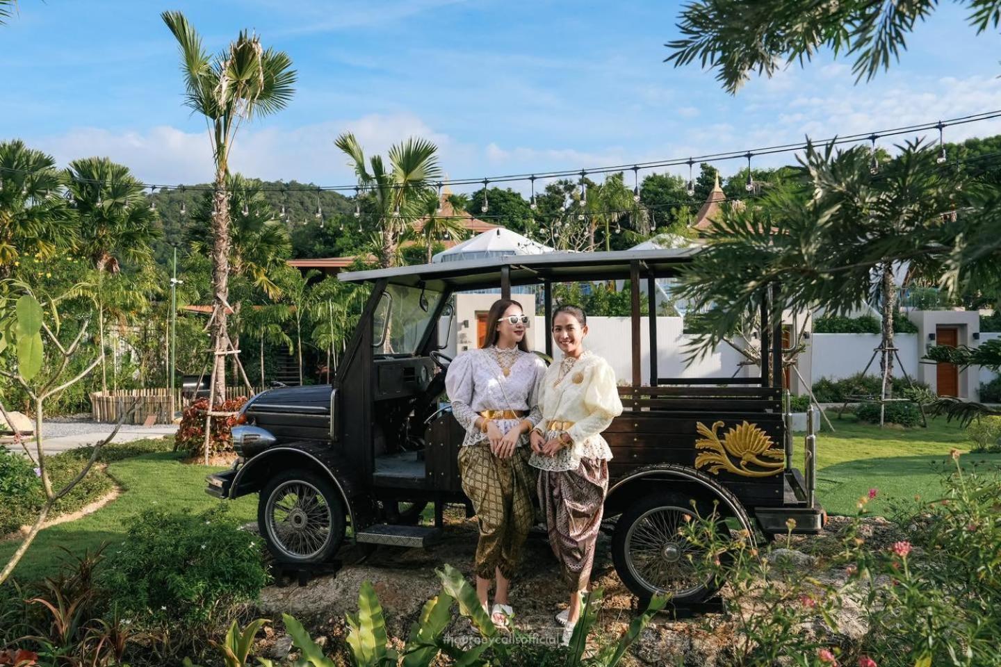 ル リゾート アンド ヴィラズ【SHA Extra+認定】 Rawai エクステリア 写真 Thai people in traditional Thai dress