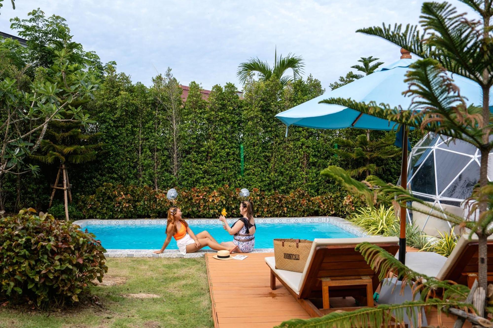 ル リゾート アンド ヴィラズ【SHA Extra+認定】 Rawai エクステリア 写真 A pool in Phuket, Thailand