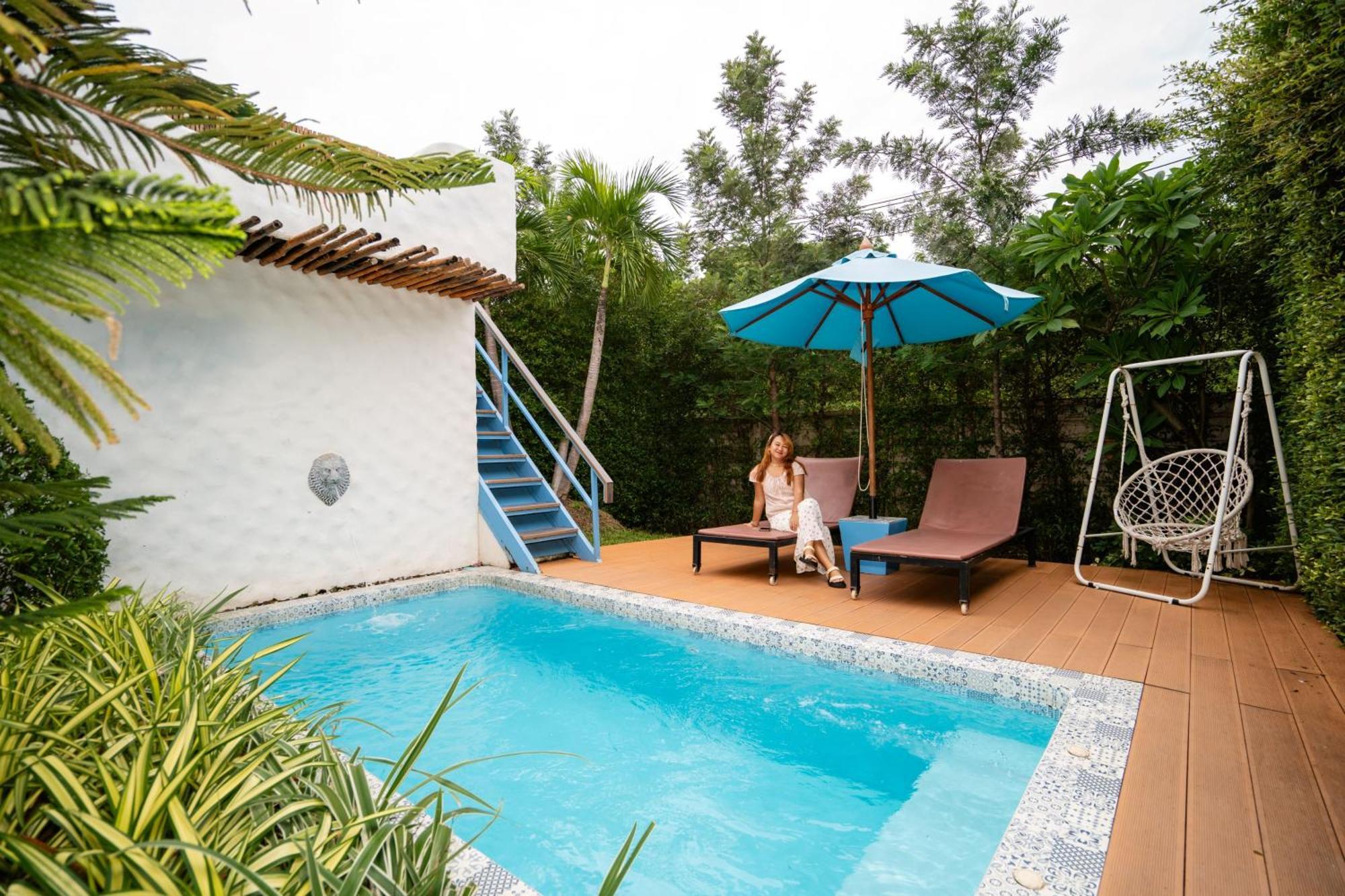 ル リゾート アンド ヴィラズ【SHA Extra+認定】 Rawai エクステリア 写真 A private pool at a resort in Thailand