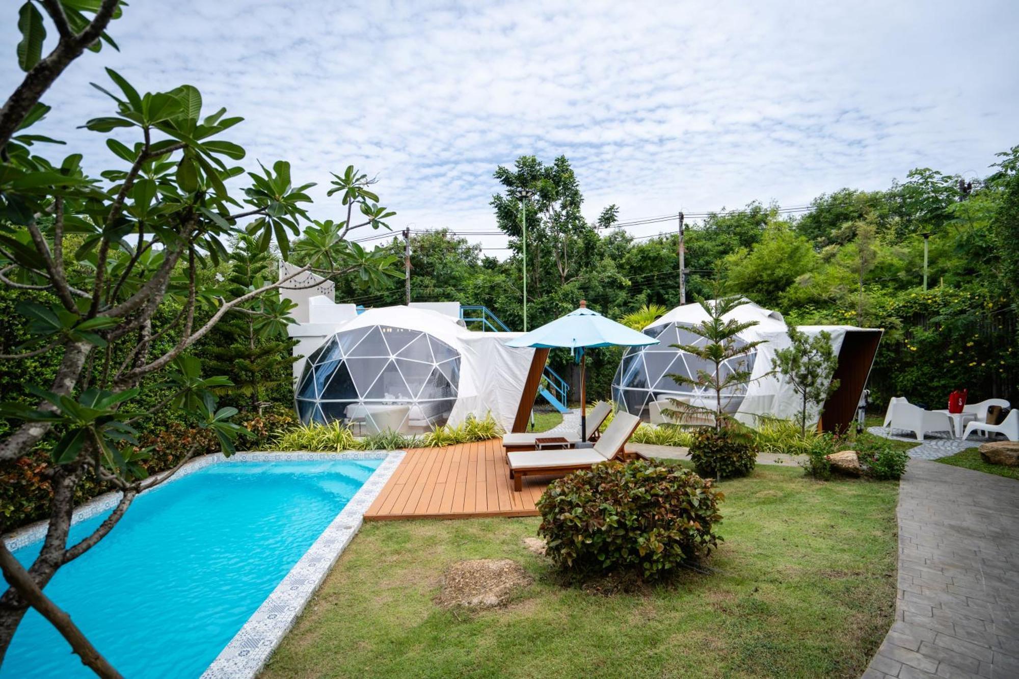 ル リゾート アンド ヴィラズ【SHA Extra+認定】 Rawai エクステリア 写真 The resort's pool and dome bungalows