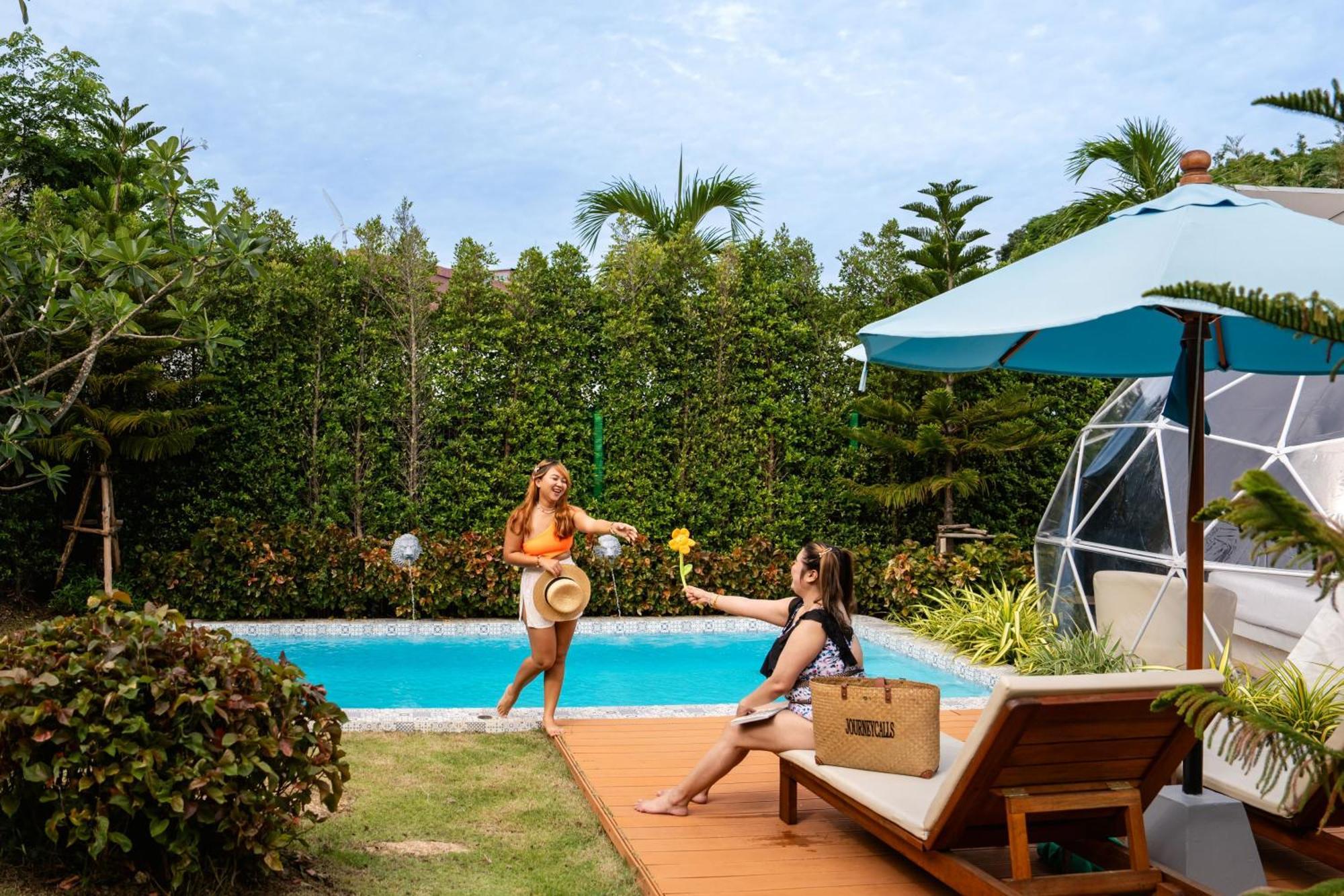 ル リゾート アンド ヴィラズ【SHA Extra+認定】 Rawai エクステリア 写真 A pool at a resort in Phuket, Thailand