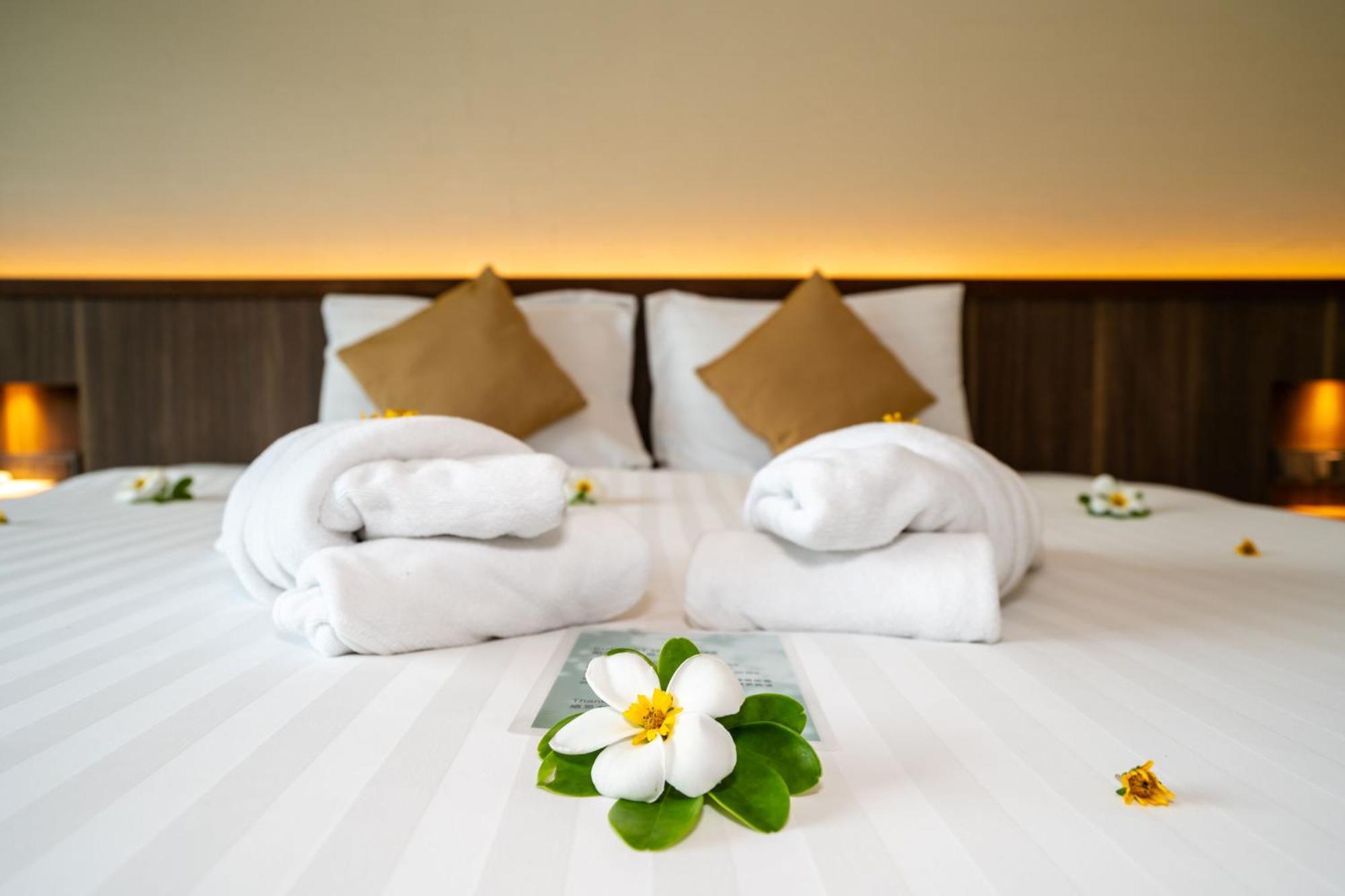 ル リゾート アンド ヴィラズ【SHA Extra+認定】 Rawai エクステリア 写真 A bed with towels and flowers