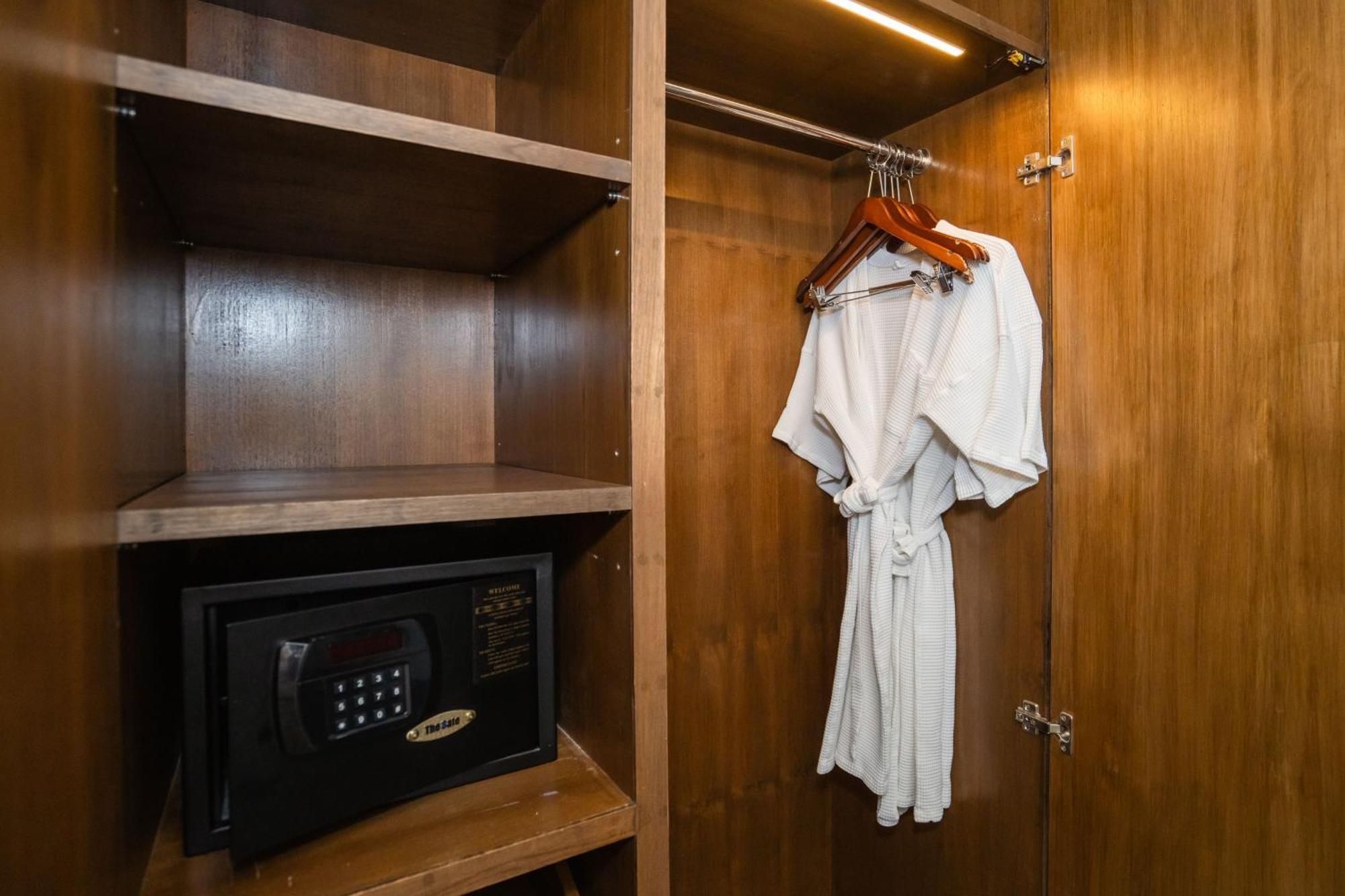 ル リゾート アンド ヴィラズ【SHA Extra+認定】 Rawai エクステリア 写真 A bathrobe hanging in a closet